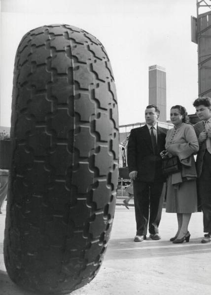 Fiera di Milano - Campionaria 1952 - Visitatori presso un grande pneumatico