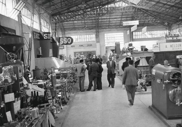 Fiera di Milano - Campionaria 1952 - Padiglione delle macchine per l'industria enologica - Interno