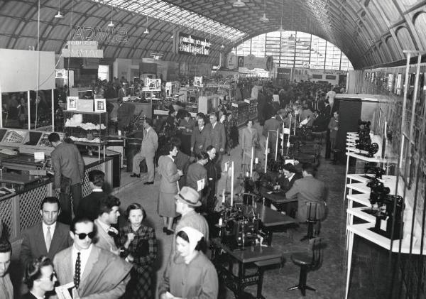 Fiera di Milano - Campionaria 1952 - Padiglione delle macchine da cucire e per maglieria - Interno