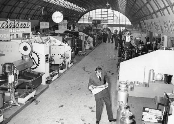 Fiera di Milano - Campionaria 1952 - Padiglione delle macchine per l'industria dolciaria e casearia - Interno