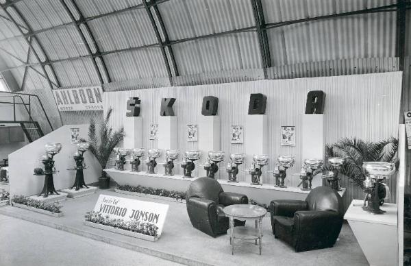 Fiera di Milano - Campionaria 1952 - Padiglione delle macchine per l'industria dolciaria e casearia - Stand di scrematrici per latte della Skoda