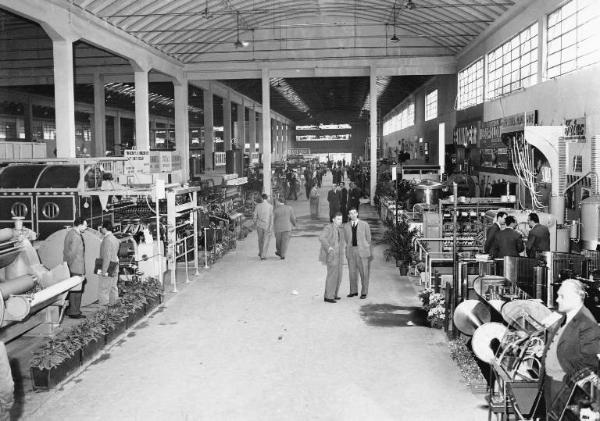 Fiera di Milano - Campionaria 1952 - Padiglione delle macchine per l'industria tessile - Interno