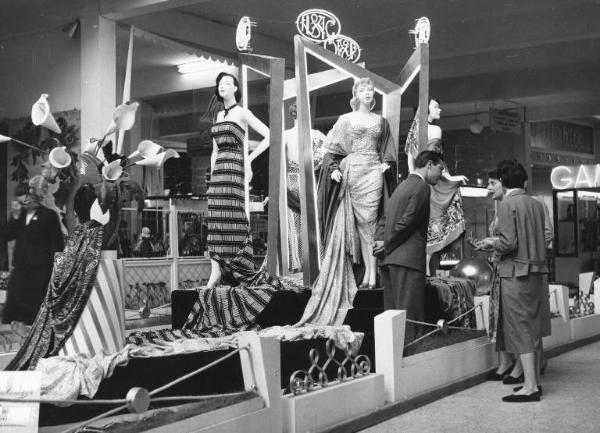 Fiera di Milano - Campionaria 1952 - Padiglione dei tessili e dell'abbigliamento - Stand della Fisac