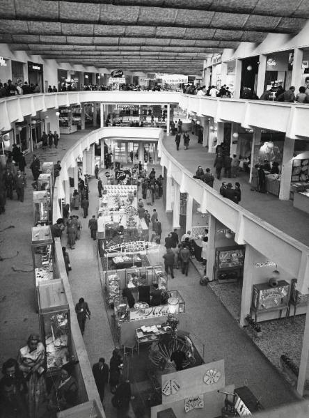 Fiera di Milano - Campionaria 1952 - Padiglione dei tessili e dell'abbigliamento - Interno