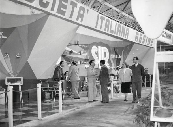 Fiera di Milano - Campionaria 1952 - Padiglione delle materie plastiche e delle macchine per la loro lavorazione - Stand della SIR (Società italiana resine)