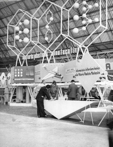 Fiera di Milano - Campionaria 1952 - Padiglione delle materie plastiche e delle macchine per la loro lavorazione - Stand della Montecatini