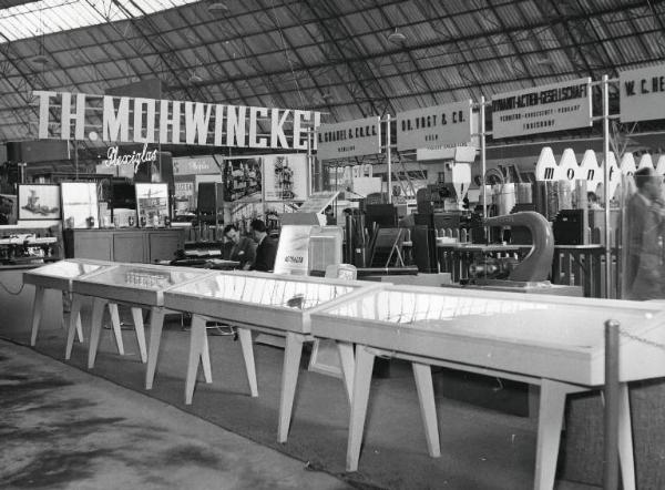 Fiera di Milano - Campionaria 1952 - Padiglione delle materie plastiche e delle macchine per la loro lavorazione - Interno