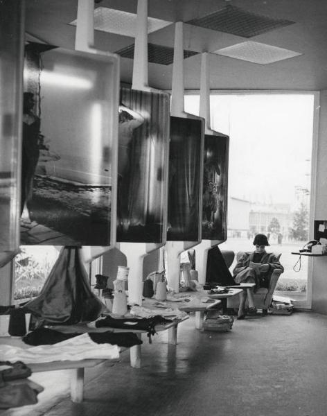 Fiera di Milano - Campionaria 1952 - Padiglione dei tessili e dell'abbigliamento - Sala