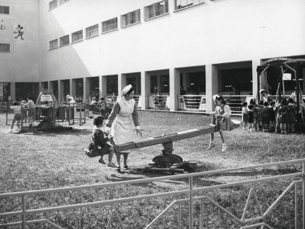 Fiera di Milano - Campionaria 1952 - Corte dei balocchi