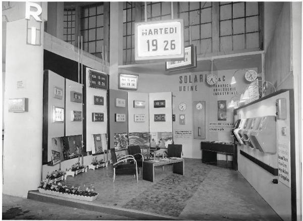 Fiera di Milano - Campionaria 1952 - Padiglione dell'elettrotecnica e dell'illuminazione - Stand di orologi della Solari R. & C.