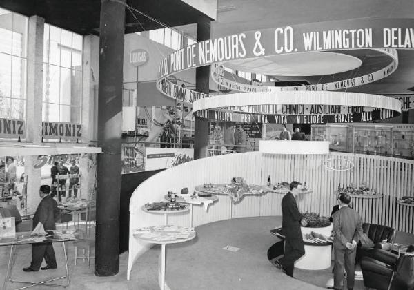 Fiera di Milano - Campionaria 1952 - Padiglione della chimica industriale e farmaceutica - Interno