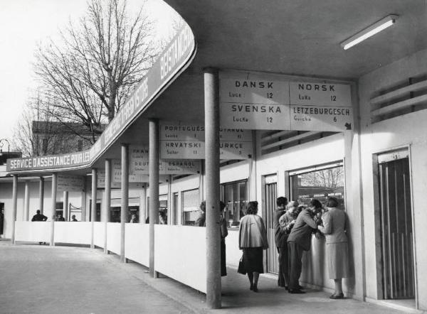 Fiera di Milano - Campionaria 1952 - Servizio di assistenza a visitatori stranieri