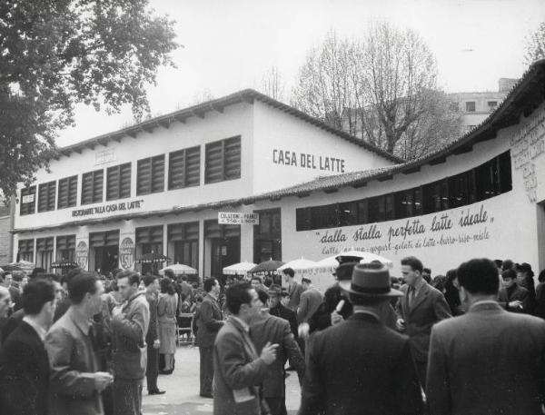 Fiera di Milano - Campionaria 1952 - Casa del latte - Folla di visitatori all'esterno