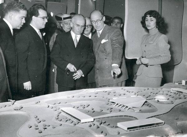 Fiera di Milano - Campionaria 1953 - Visita del presidente della Repubblica Luigi Einaudi in occasione della inaugurazione