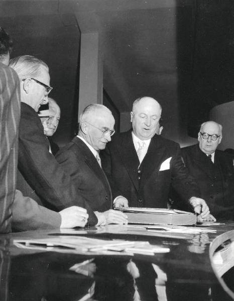 Fiera di Milano - Campionaria 1953 - Visita del presidente della Repubblica Luigi Einaudi in occasione della inaugurazione