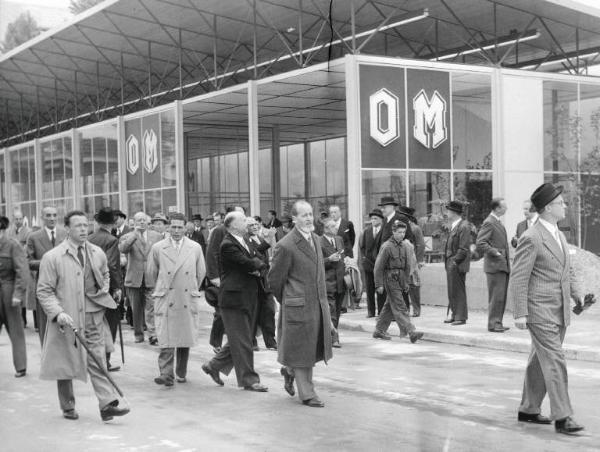 Fiera di Milano - Campionaria 1953 - Visita di un gruppo di ambasciatori in occasione della Giornata delle nazioni