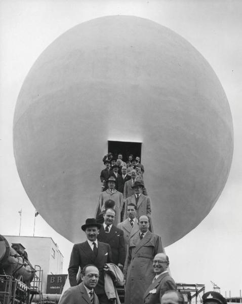 Fiera di Milano - Campionaria 1953 - Visita di un gruppo di ambasciatori in occasione della Giornata delle nazioni