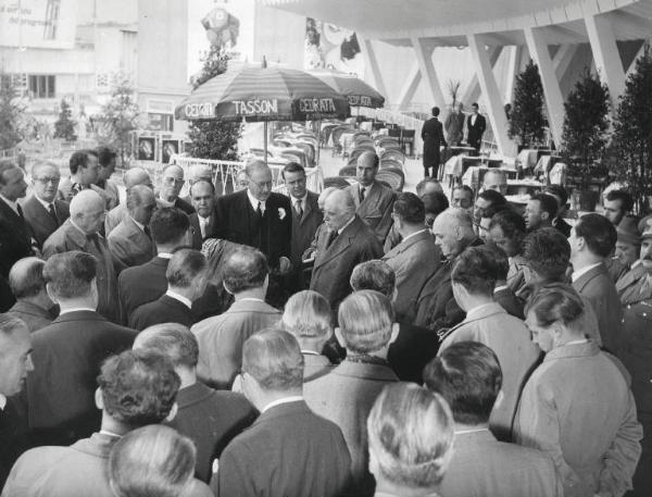 Fiera di Milano - Campionaria 1953 - Visita di un gruppo di ambasciatori in occasione della Giornata delle nazioni