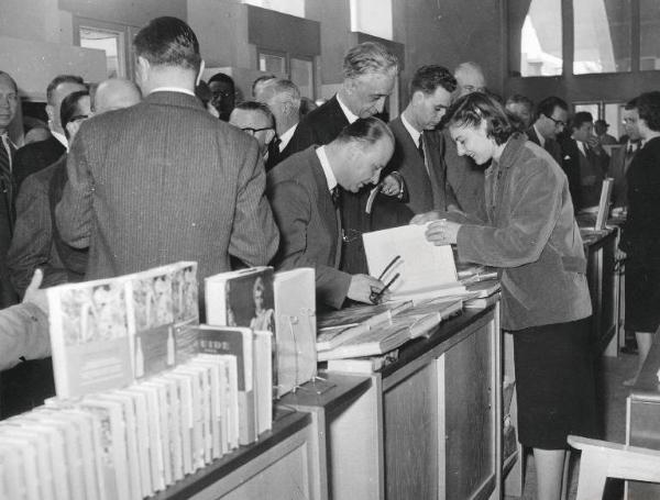 Fiera di Milano - Campionaria 1953 - Visita del segretario di Stato francese alla Presidenza del Consiglio Johannes Dupraz e altre personalità francesi