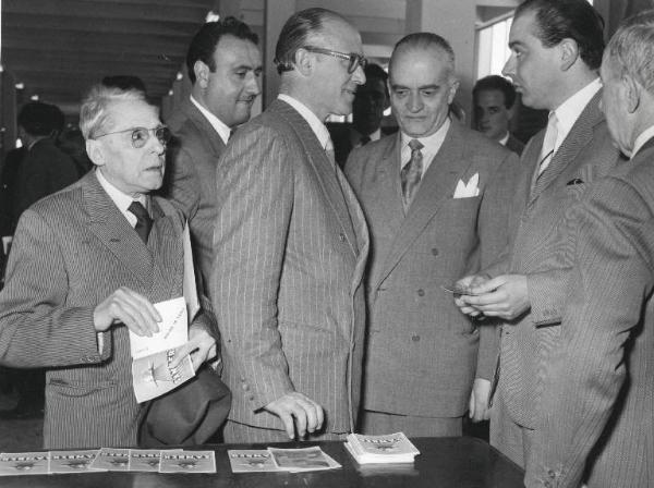 Fiera di Milano - Campionaria 1953 - Visita dei rappresentanti di una federazione grafica e cartotecnica