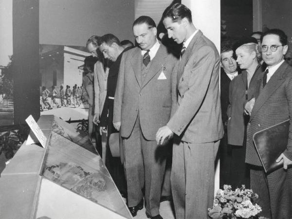 Fiera di Milano - Campionaria 1953 - Visita dell'amministratore fiduciario della Somalia ambasciatore Enrico Martino