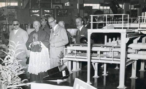 Fiera di Milano - Campionaria 1953 - Visita del cardinale Alfredo Ildefonso Schuster