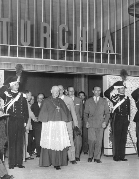 Fiera di Milano - Campionaria 1953 - Visita del cardinale Alfredo ildefonso Schuster