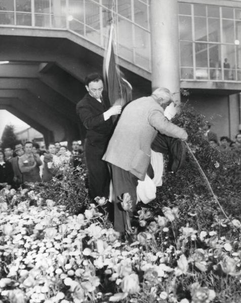 Fiera di Milano - Campionaria 1953 - Alzabandiera