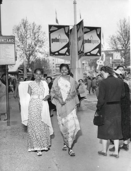 Fiera di Milano - Campionaria 1953 - Visitatrici straniere