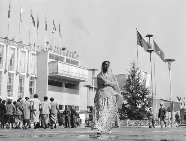 Fiera di Milano - Campionaria 1953 - Visitatrice straniera