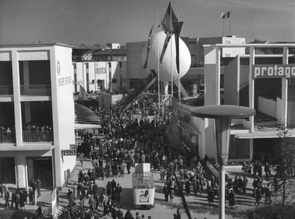 Fiera di Milano - Campionaria 1953 - Viale delle materie plastiche - Padiglione Breda - Folla di visitatori