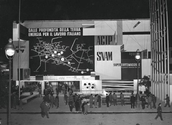 Fiera di Milano - Campionaria 1953 - Padiglione dell'Agip Snam - Veduta esterna - Notturna