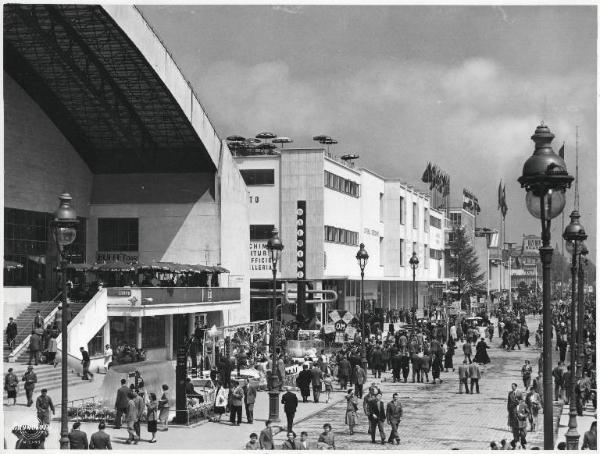 Fiera di Milano - Campionaria 1953 - Viale dell'industria