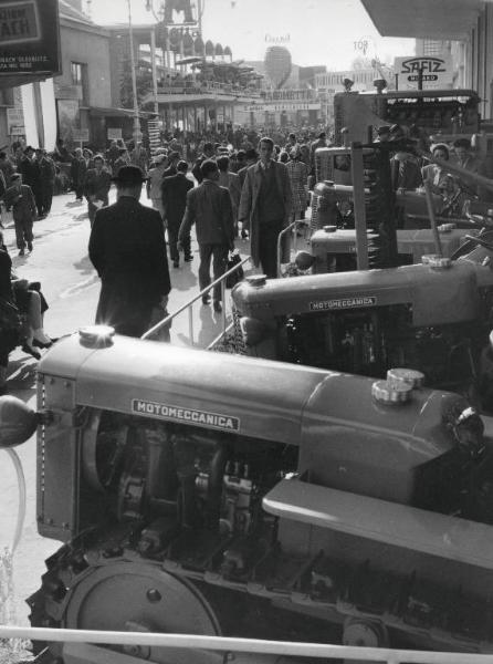 Fiera di Milano - Campionaria 1953 - Trattori - Viale della tecnica - Folla di visitatori