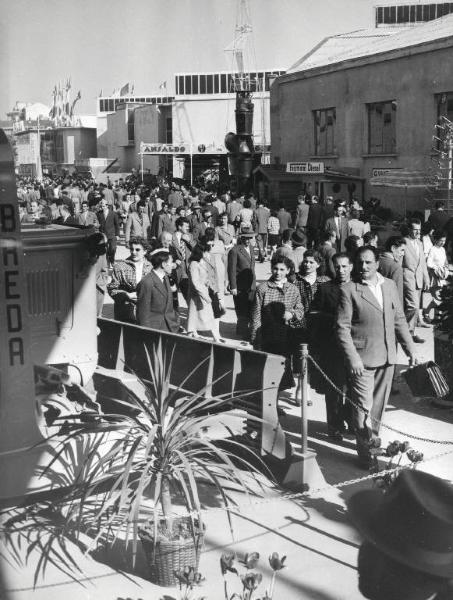 Fiera di Milano - Campionaria 1953 - Viale della tecnica - Folla di visitatori