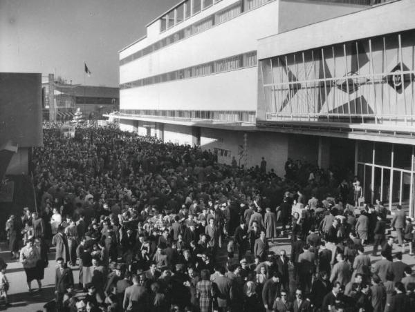 Fiera di Milano - Campionaria 1953 - Viale del commercio - Folla di visitatori