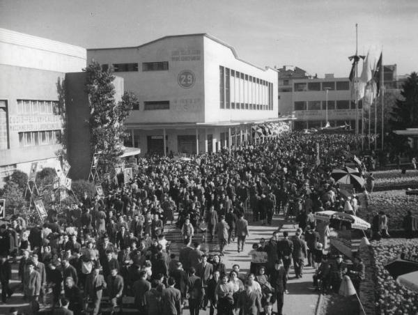 Fiera di Milano - Campionaria 1953 - Viale del commercio - Padiglione 29 - Folla di visitatori