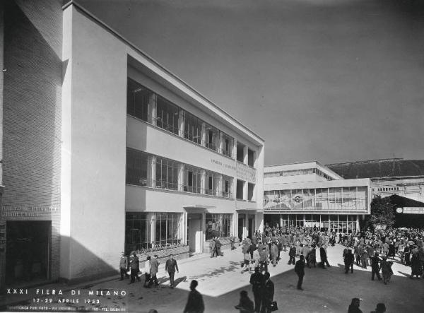 Fiera di Milano - Campionaria 1953 - Viale dello sport - padiglione chimica industriale - visitatori