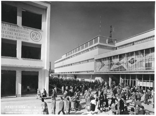 Fiera di Milano - Campionaria 1953 - Viale del commercio - Folla di visitatori