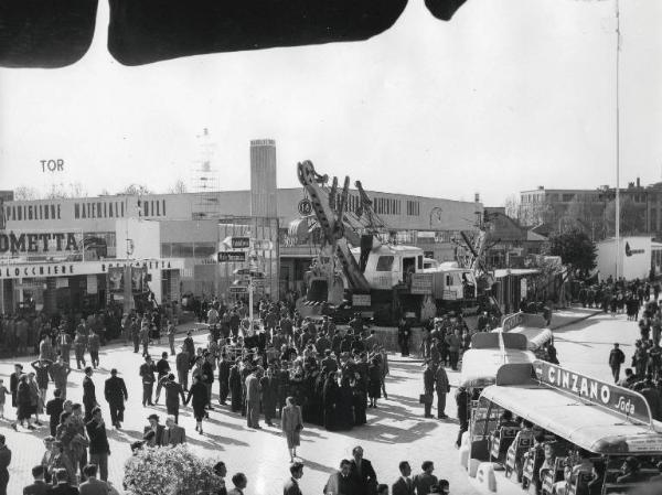 Fiera di Milano - Campionaria 1953 - Largo del lavoro e viale del lavoro