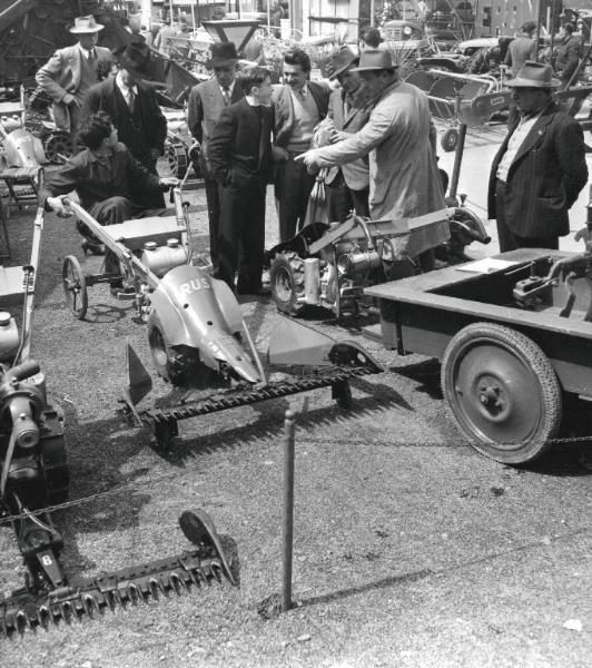 Fiera di Milano - Campionaria 1953 - Zona De Finetti - Settore della meccanica agricola