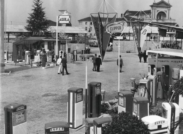 Fiera di Milano - Campionaria 1953 - Zona De Finetti - Settore dei distributori di benzina, nafta, metano