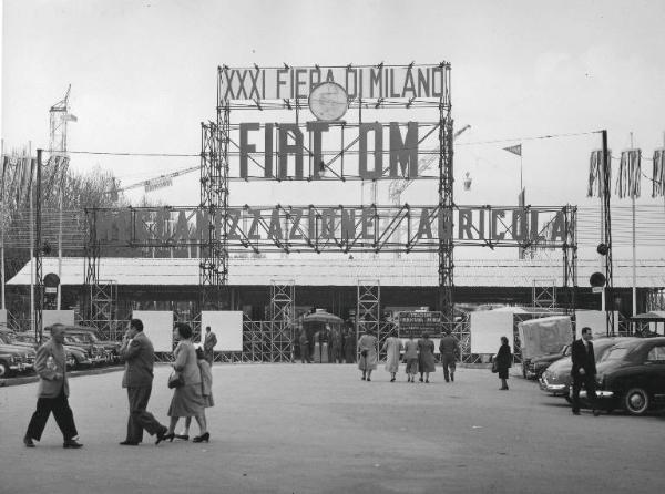 Fiera di Milano - Campionaria 1953 - Entrata al settore della meccanica agricola in zona De Finetti