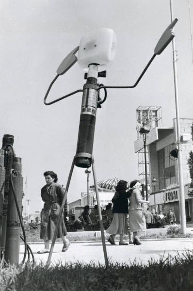 Fiera di Milano - Campionaria 1953 - Sagoma pubblicitaria di lampadina