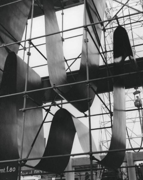 Fiera di Milano - Campionaria 1953 - Area espositiva della Fiat - Installazione con nastro di lamiera di acciaio