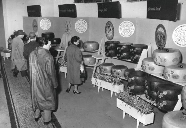 Fiera di Milano - Campionaria 1953 - Padiglione dei prodotti della lavorazione del latte, della carne e dell'industria conserviera - Stand del parmigiano reggiano