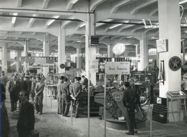 Fiera di Milano - Campionaria 1953 - Padiglione delle macchine per arti grafiche e per la lavorazione del legno - Sala delle macchine per arti grafiche