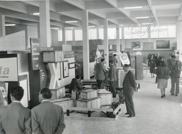 Fiera di Milano - Campionaria 1953 - Padiglione della cartotecnica e dell'imballaggio - Sala interna