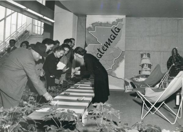 Fiera di Milano - Campionaria 1953 - Palazzo delle nazioni - Mostra ufficiale del Guatemala