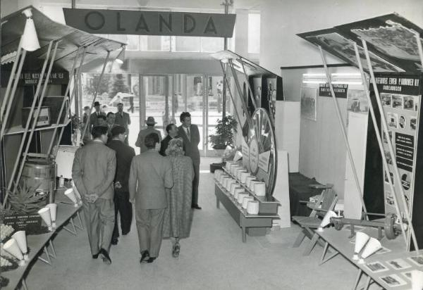 Fiera di Milano - Campionaria 1953 - Palazzo delle nazioni - Mostra ufficiale dell'Olanda